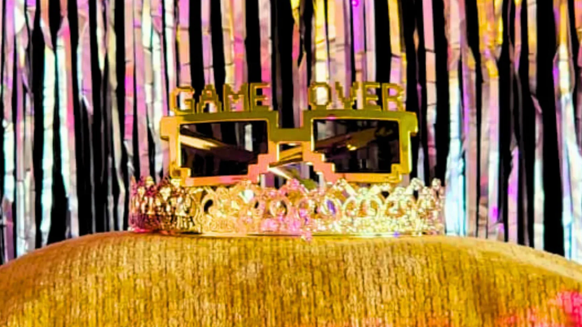 Corona lentes GAME OVER y capa dorada Queen of Groove Lab